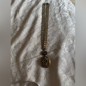 Elegant Gold Pendant Necklace